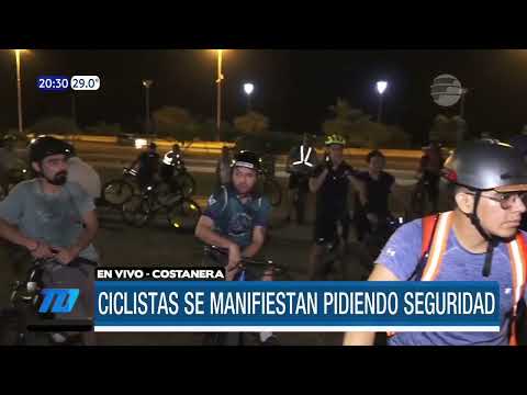 Ciclistas realizan una manifestación pacifica en la Costanera