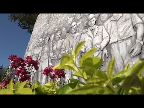 Juventud deposita una flor para Sandino en el monumento a los Héroes de la Patria