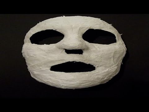 Joven realiza mascara de yeso, usando su rostro de molde