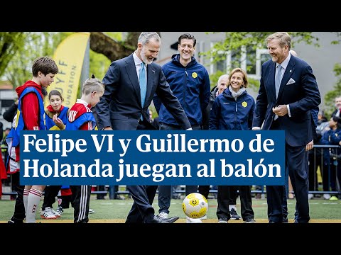 Felipe VI y Guillermo de Holanda se animan con unos toques al balón