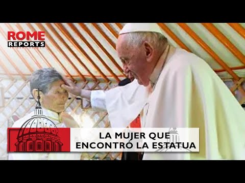 Francisco saluda a la mujer que encontró la estatua de María en la basura hace 10 años