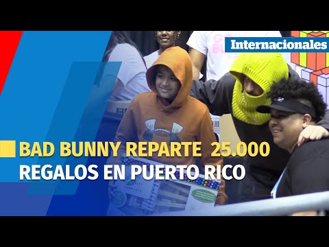 El artista Bad Bunny reparte en Puerto Rico 25 000 regalos de arte, música y deporte