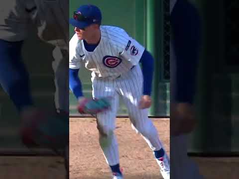 Pete Crow-Armstrong makes a sweet sliding catch in front of the ivy!