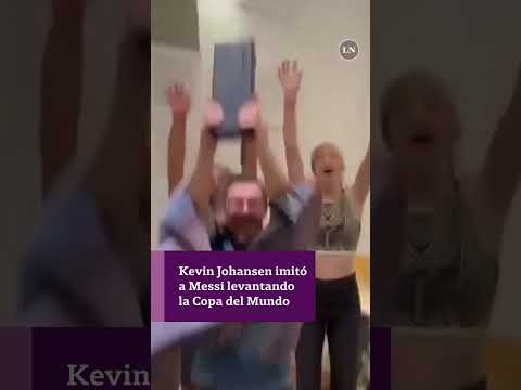 Kevin Johansen imitó a Messi cuando levantó la Copa del Mundo para celebrar su proyecto musical