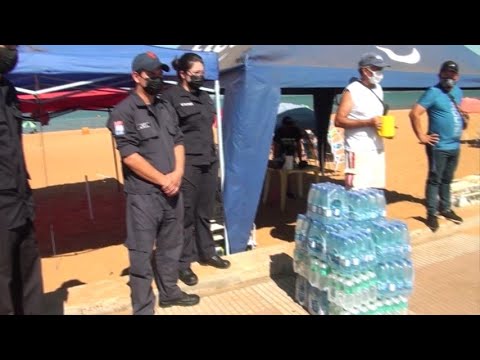 Vendedores ambulantes entregaron agua a Bomberos Voluntarios de Encarnación