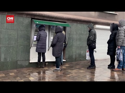 Rusia Invasi Ukraina, Warga Antre Di Atm Tarik Uang