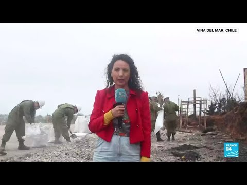 Cuadrillas civiles trabajan en la remoción de los escombros dejados por los incendios en Chile