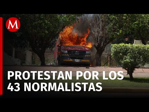 Normalistas vandalizan la 35 zona militar en Iguala tras mitin por los 43 desaparecidos