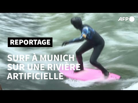 Malgré le froid, les surfeurs munichois trouvent toujours le moyen de prendre une vague | AFP