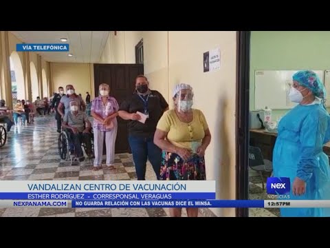 Vandalizan centro de vacunación en Santiago