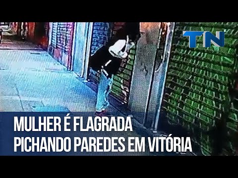 Mulher é flagrada pichando paredes em Vitória