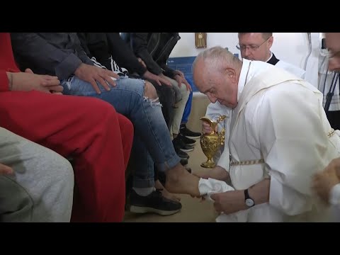 VATICANO I El papa Francisco lavó los pies a doce jóvenes detenidos en ritual de Jueves Santo