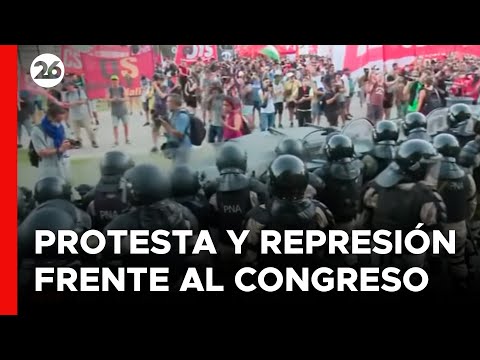 ARGENTINA - EN VIVO | Caras tapadas, piedras y otra vez incidentes frente al Congreso
