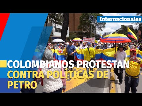 Colombianos protestan contra políticas de Petro