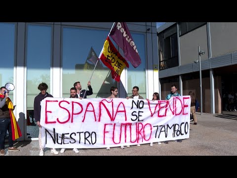 Unas 150 personas protestan contra la amnistía ante la Facultad de Derecho de la UB de Barcelon