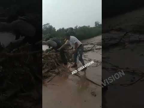 Rebalse de una quebrada en Abapó por las fuertes lluvias, provocó el corte de la carretera que une