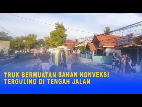 TRUK BERMUATAN BAHAN KONVEKSI TERGULING DI TENGAH JALAN