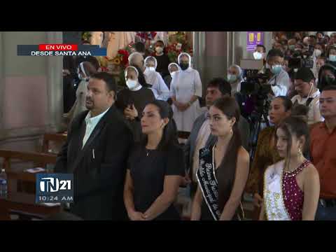 En la catedral de Santa Ana se reúnen fieles católicos  para presenciar la misa patronal