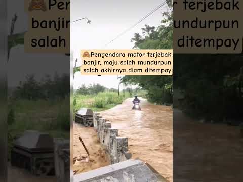 Pengendara motor terjebak banjir, maju salah mundurpun salah akhirnya diam ditempat
