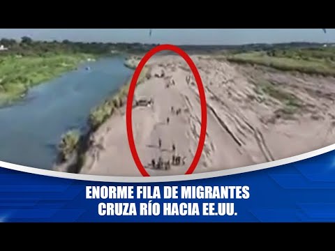 Enorme fila de migrantes cruza río hacia EE.UU.