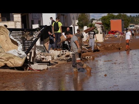 Flooding rescue efforts underway as death toll rises in Spain | Deadly flooding