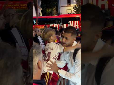 El CARIÑOSO gesto de <strong>RODRI</strong> con un pequeño aficionado en OVIEDO