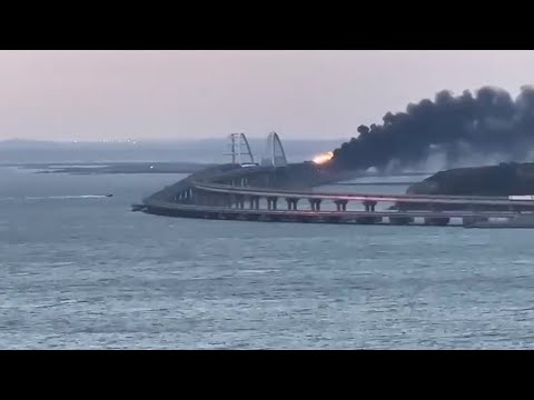 Una gran explosión de varios tanques de combustible daña el puente de Crimea
