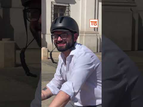 Presidente Gabriel Boric llega en bicicleta a La Moneda en el Día Nacional sin Auto