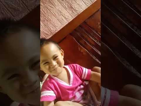 khi bé con làm mặt hài