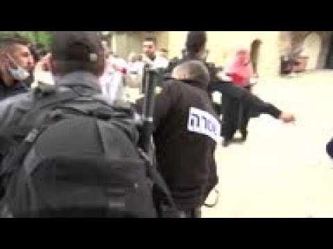 Arrests during tension outside Al-Aqsa mosque