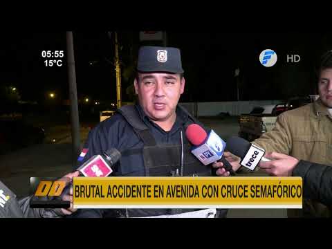 Brutal accidente de tránsito en cruce semafórico de Asunción