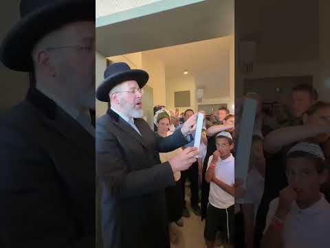 הרב דוד לאו באירוע קביעת מזוזה בביתו של עמיחי שינדלר שנפצע ב-7/10 וחזר לבית בו גר בכרם שלום