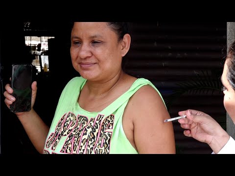 Habitantes del barrio Hugo Chávez se inmunizan contra la Covid-19