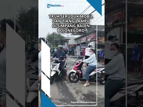 NYELONONG DI LALU LINTAS LAMBAT SIMPANG BALEN, Truk Seruduk Brio dan Tiang Lampu Merah