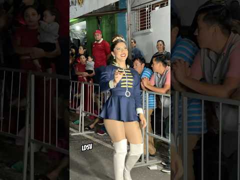 Jahaira Padilla muy atenta a cachar su batuta 💛😳👌 #bastoneras #desfile #dance #shorts