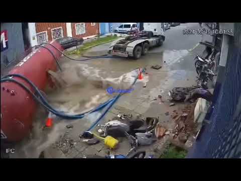 En Mar del Plata, un camión atmosférico se salió de la calle y derramó su carga por la calle