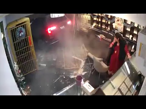 CAUGHT ON CAMERA | Thieves ram SUV into Montreal jewelry store