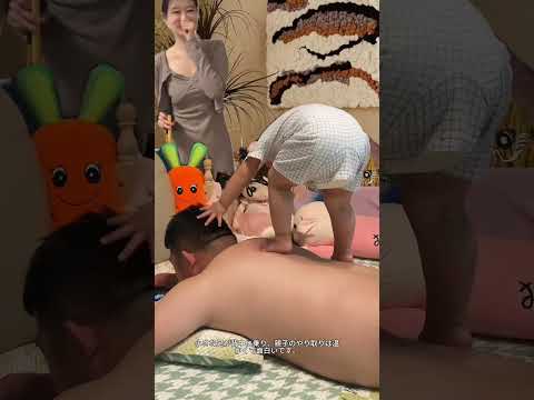 ママは隣で<strong>笑</strong>いながら、この楽しい瞬間を見守っています。