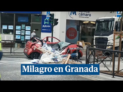 Sale ilesa tras caerle un palé lleno de materiales de construcción en Granada