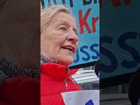 Menschen mit Schildern Steglitz Besuch vom Staatsfernsehen RTL NTV mit Reporter Daniel Spliethoff