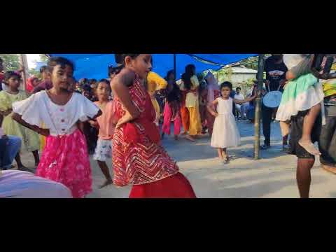 ছোট মেয়ের অসাধারণ নাছ 