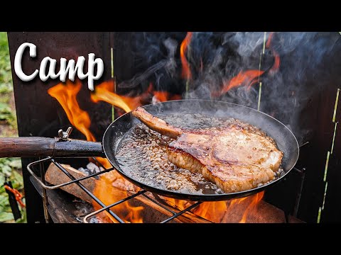焚き火で骨付き肉を焼くキャンプ飯