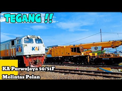BIKIN TEGANG // KERETA PURWOJAYA 50F BERJALAN PELAN DI EMPLASEMEN STASIUN KEDUNGGEDEH.