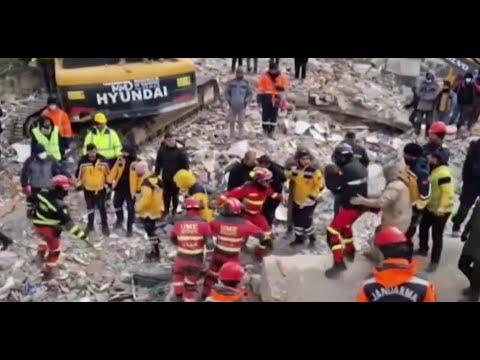 Rescatan a familia que llevaba 5 días atrapados en los escombros tras terremoto en Turquía