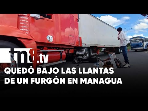 ¡No era su día! Motociclista queda bajo las llantas de un furgón en Managua