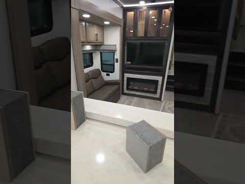 Luxe Rear Kitchen Fifth Wheel