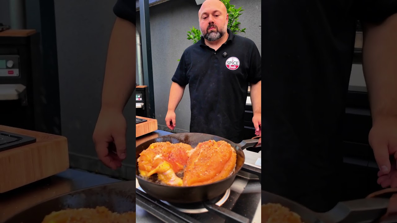 🐔🍤 Hähnchen trifft Garnele – das ist das ultimative Surf & Turf Upgrade! 🤯

Langweilige Hähnchenbrust war gestern! Unser Argang zeigt euch heute, wie ihr ein unfassbar saftiges und aromatisches Gericht zaubert, das eure Gäste umhauen wird: Gefüllte Hähnchenbrust mit einer würzigen Garnelen-Farce!

Das Geheimnis liegt in der Füllung: Fein gehackte Garnelen, verfeinert mit unserer „Anne Gambas“ Gewürzmischung für den perfekten mediterranen Kick. 🍤🌿

Aber das ist noch nicht alles! Nach dem scharfen Anbraten bekommt das Hähnchen zum Finish eine Prise von unserem „Cajun“ oben drauf – für eine leicht rauchige Note und den letzten geschmacklichen Schliff. 🔥

👉 Speichert euch dieses Video unbedingt ab und probiert es am Wochenende aus!

Was sagt ihr zu der Kombi? Top oder Flop? Schreibt es uns in die Kommentare! 👇

Alle Gewürze für dieses und viele weitere Rezepte findet ihr bei uns im Shop. 

#SpiceBude #WissenSchmeckt #GefüllteHähnchenbrust #Hähnchenrezept #SurfAndTurf #Garnelen #Rezeptidee #LeckerKochen #Foodreel #EinfachLecker #AnneGambas #Cajun

GÖNN DIR und viel Spaß beim Nachkochen! 😊