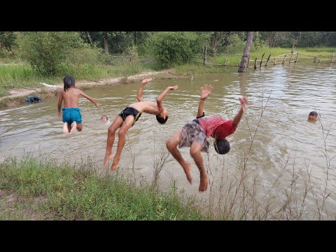 ดูน้องๆเล่นน้ำยามแลงเสือไล่หมู ดูน้องๆเล่นน้ำยามแลงเสือไล่หมู