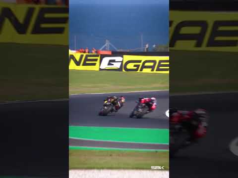 Sam Lowes 🆚 Danilo Petrucci battle for P5 ⚔️ | #AustralianWorldSBK 🇦🇺