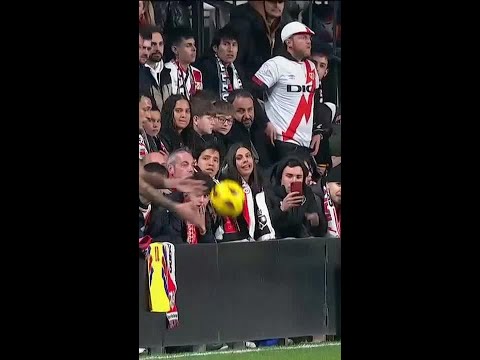 ¡QUÉ DESUBICADO! Lucas OCAMPOS se re calentó con hinchas del Rayo por un gesto repudiable | #Shorts